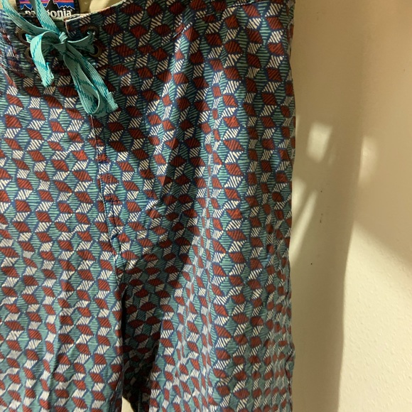 Patterned swim trunks. - Picture 4 of 8